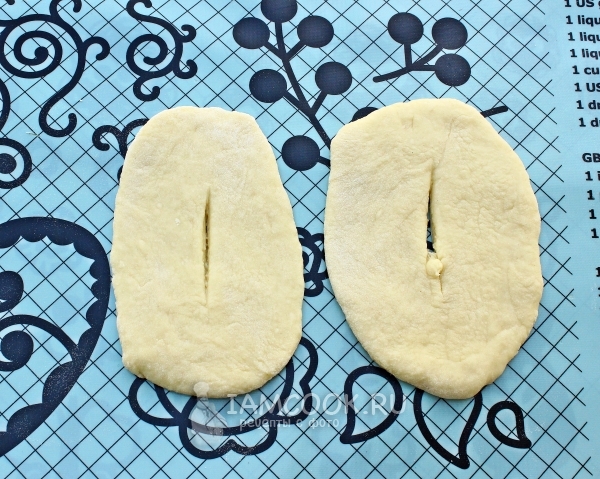 Сделать в центре теста надрезы