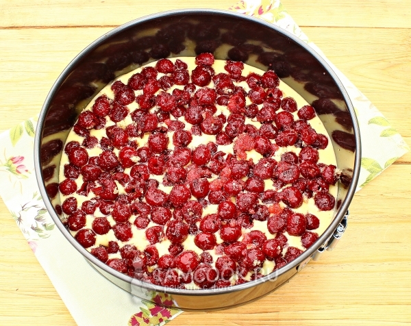 Выложить вишню на тесто