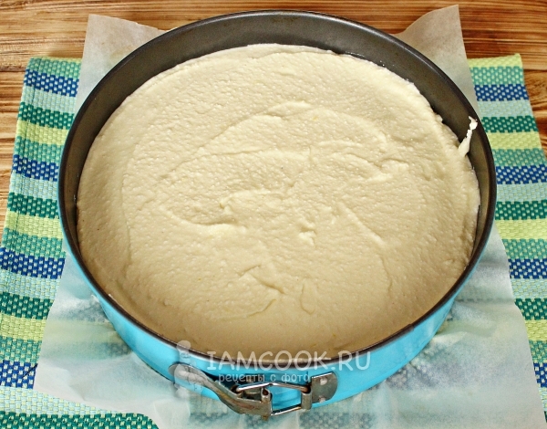 Выложить тесто в противень