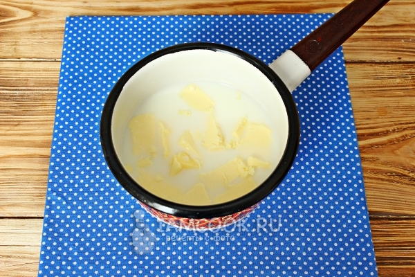 Положить в молоко масло, сахар и соль