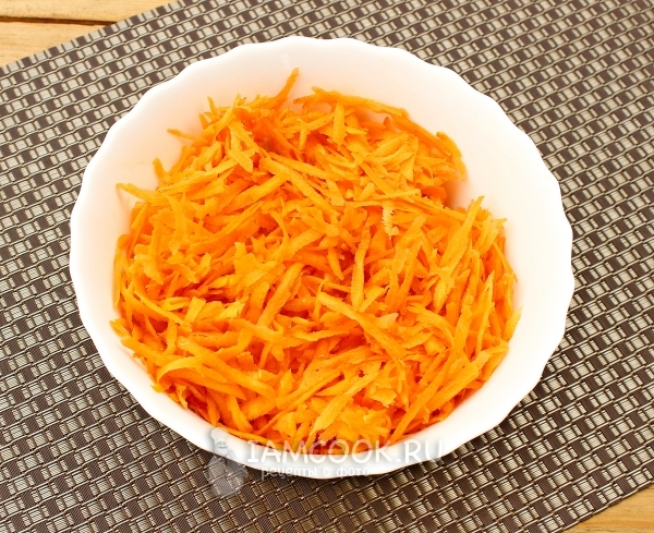 Натереть морковь