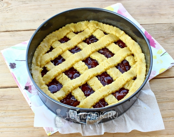 Украсить пирог полосками из теста