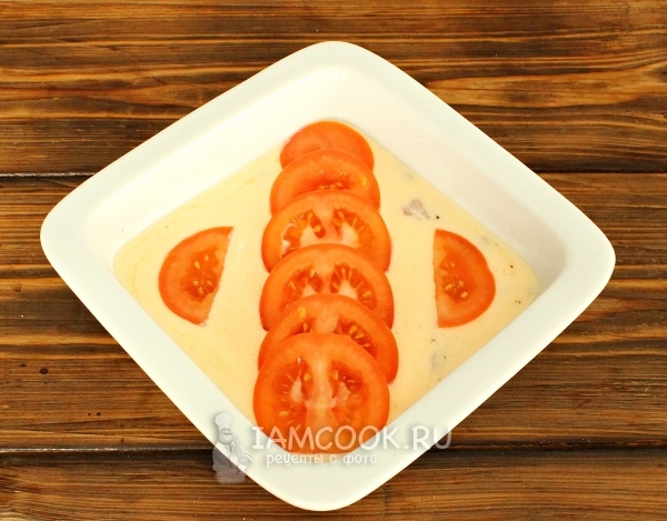 Положить кружочки помидора
