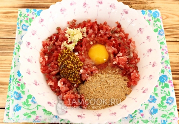 Соединить ингредиенты для фарша