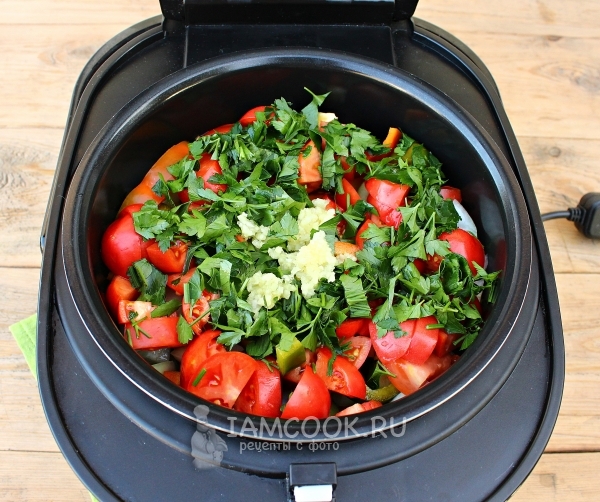 Соединить овощи и зелень в мультиварке