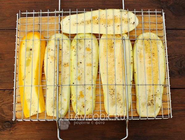 Положить кабачки на решетку