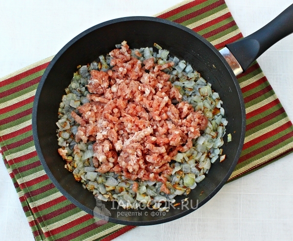 Положить к луку фарш