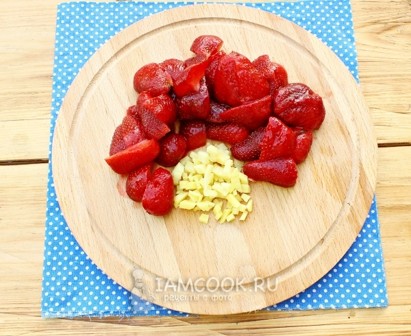 Порезать клубнику и имбирь