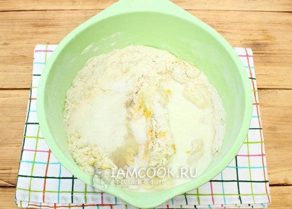 Добавить молоко, сахар и соль