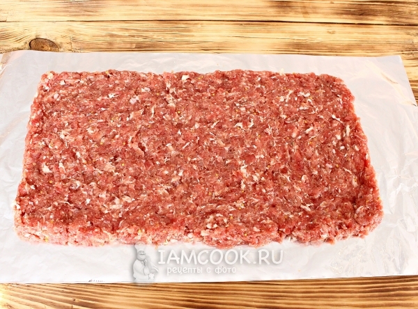 Выложить слой фарша на фольгу