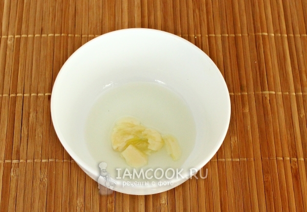 Соединить масло с чесноком