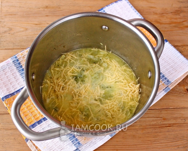 Добавить молоко и сыр