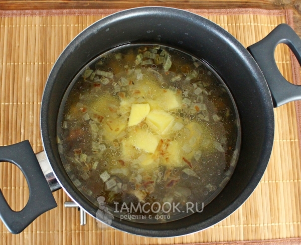 Положить в воду картофель и грибы с луком