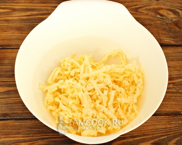 Натереть сливочное масло