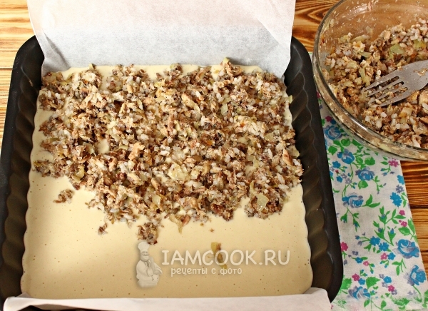 Выложить на тесто начинку