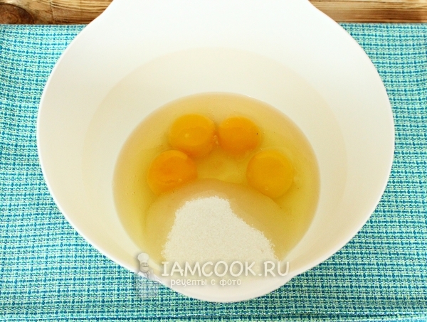 Соединить сахар с яйцами