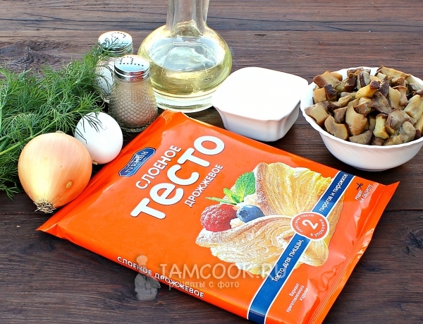 Ингредиенты для пирожков с грибами из слоеного теста