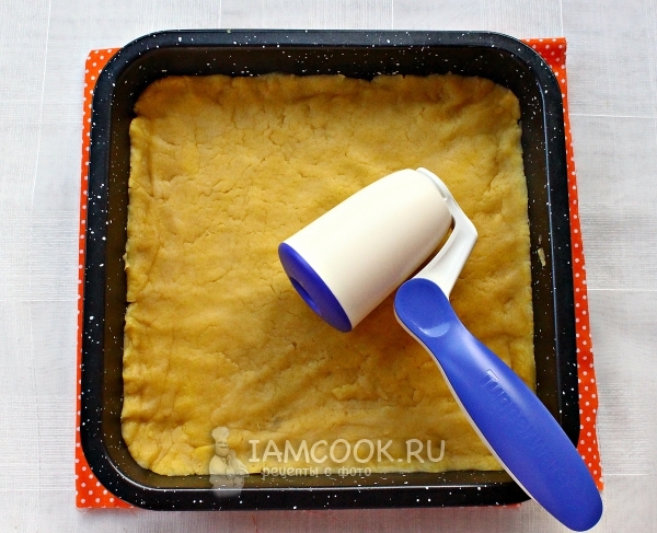 Выложить тесто в форму