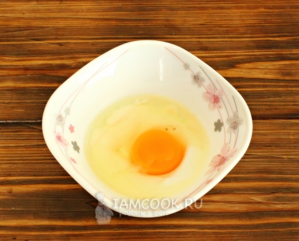 Соединить сметану с яйцом