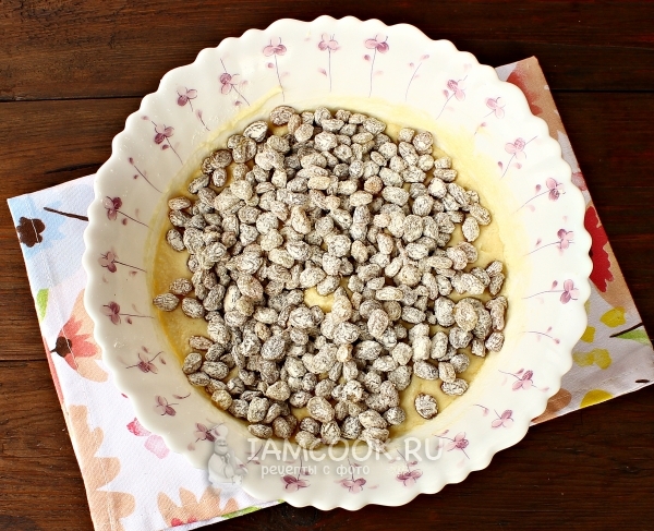 Положить изюм в муке