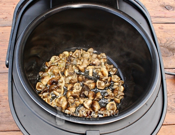 Обжарить грибы