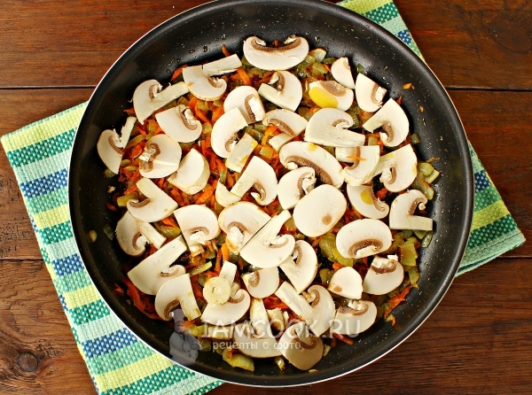 Положить грибы