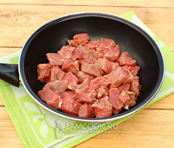 Положить мясо на сковороду