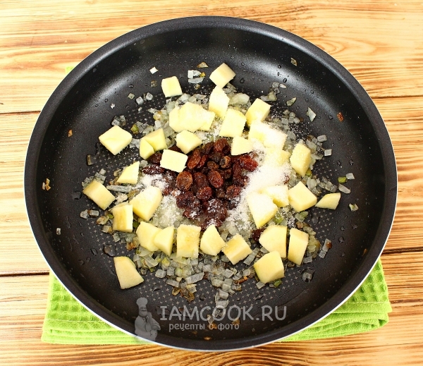 Соединить лук, яблоки, изюм и сахар