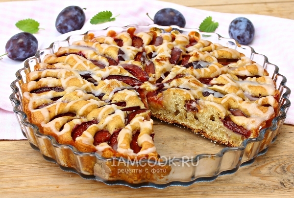 Фото пирога со сливами и сахарной глазурью