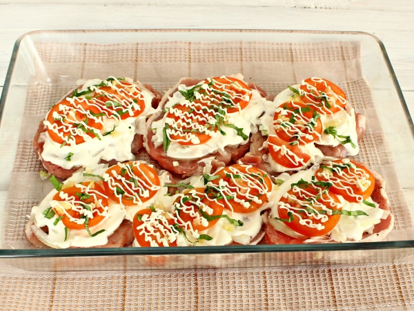 Полить майонезом