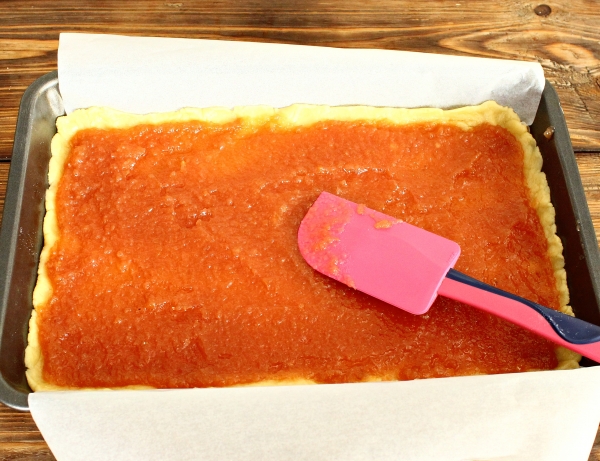 Положить на тесто повидло