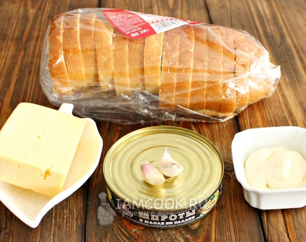 Ингредиенты для горячих бутербродов со шпротами в духовке