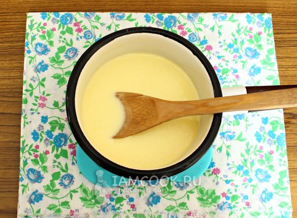 Нагреть молоко с маслом