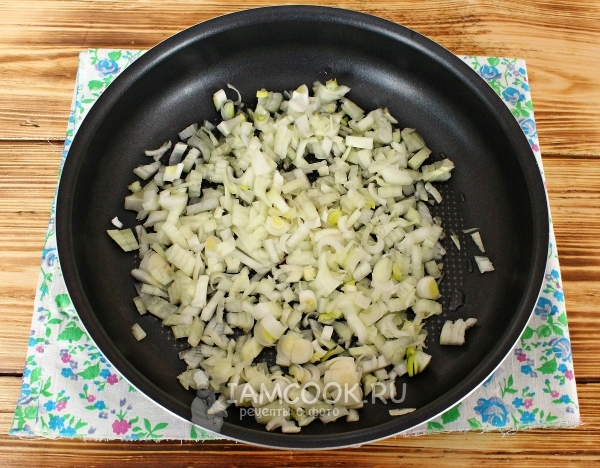 Обжарить лук