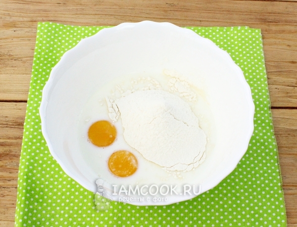 Соединить молоко, желтки и сахар