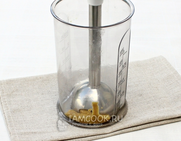 Положить в блендер горчицу и яйцо