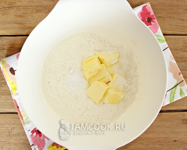 Смешать муку с солью и маслом