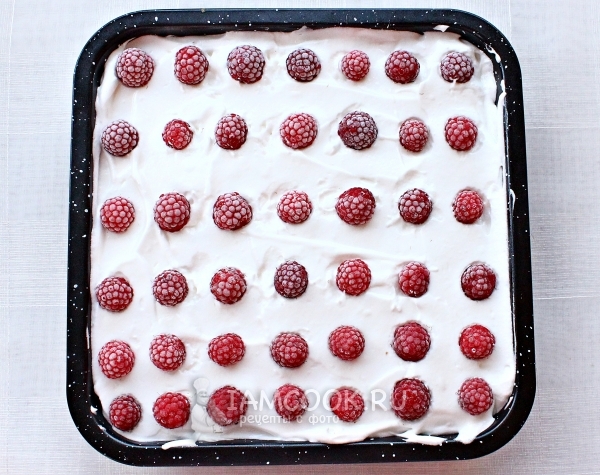 Положить малину на белки