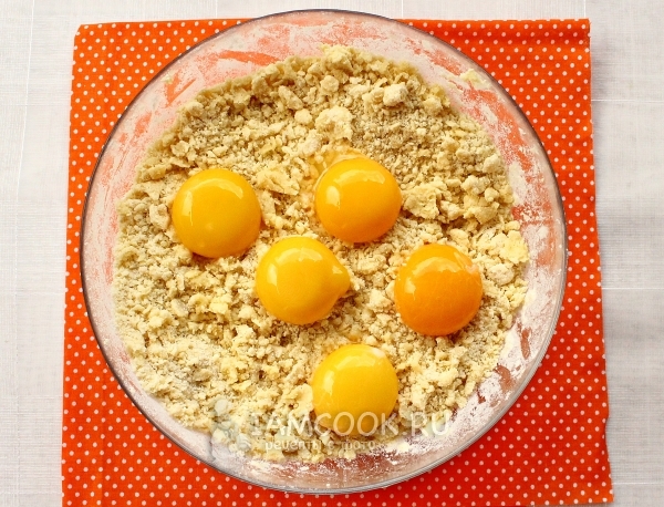 Добавить желтки