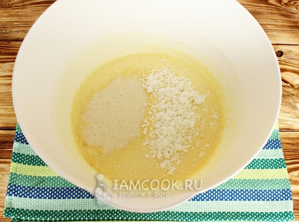 Добавить манку и творог