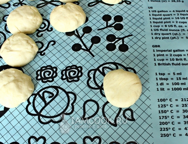 Положить пирожок швом вниз