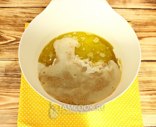 Добавить опару и муку