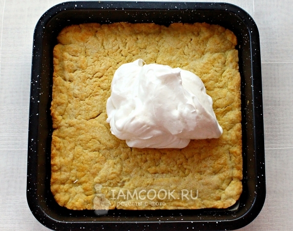 Выложить белки на корж