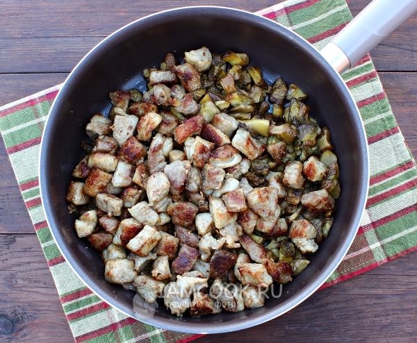 Соединить мясо с грибами