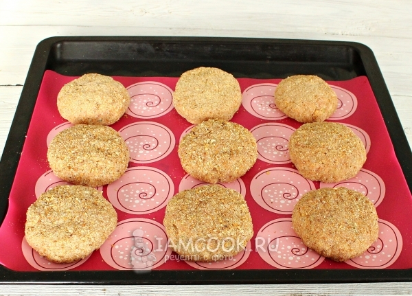 Положить котлеты на противень