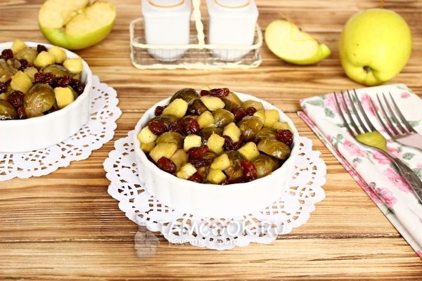 Фото брюссельской капусты с яблоками и изюмом