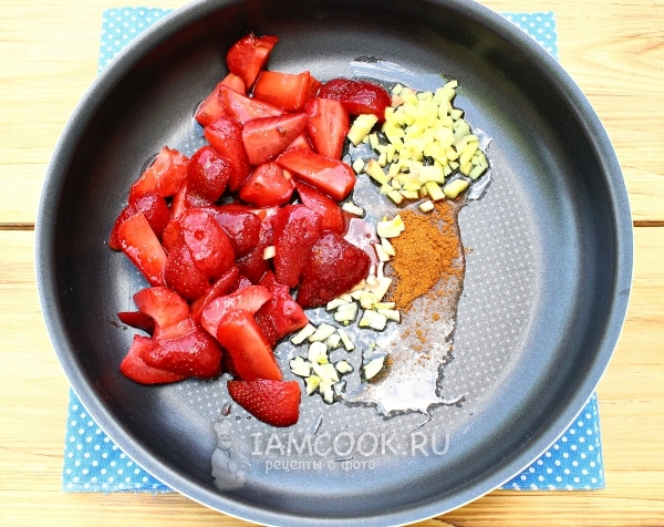 Обжарить клубнику с имбирем и специями