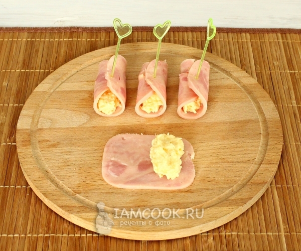 Свернуть ветчину с начинкой в рулетик