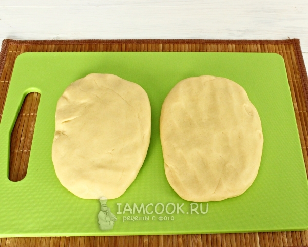 Разделить тесто на две части