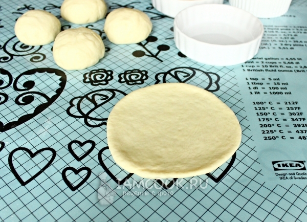 Сделать из теста лепешку